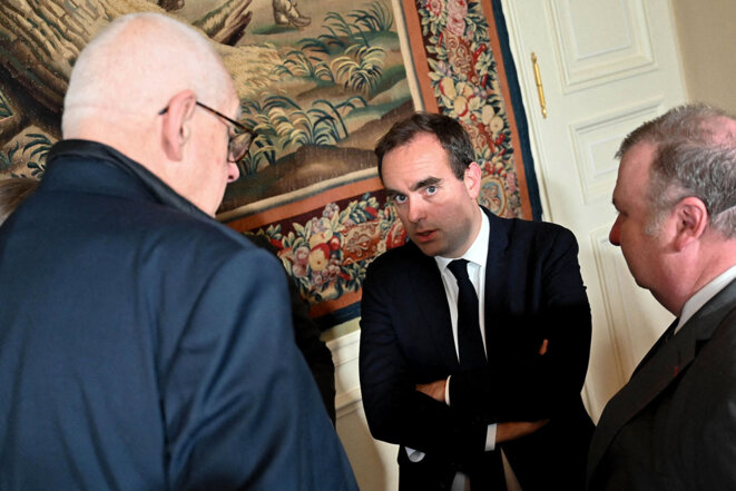 Laurent Collet-Billon (à gauche, de dos) et Sébastien Lecornu, ministre des armées (au centre), au ministère de la défense, le 22 février 2023. © Photo Tomas Stevens / Abaca