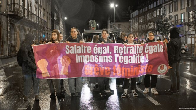 8 mars toute l'année -  Un millier en choeurs, en chants, en danses et en colère
