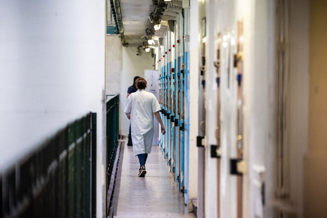 Un médecin dans les couloirs de la prison de Fresnes en juin 2022. © Photo Sébastien Calvet / Mediapart