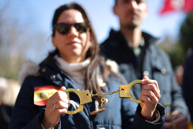 Lors de la manifestation d’agents des forces de l'ordre contre le projet de réforme de la loi sur la sécurité à Madrid, le 4 mars 2023. © Photo Thomas Coex / AFP