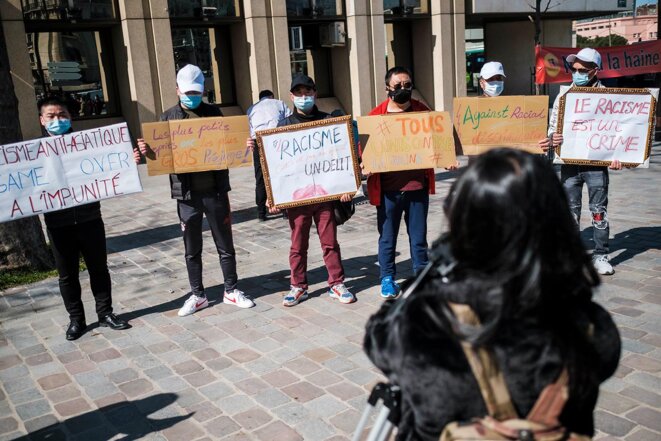 Des membres de la communauté chinoise manifestent pour dénoncer le racisme anti-asiatique et les agressions dont ils et elles sont victimes, à Paris le 24 mars 2021. © Photo Simon Lambert / Haytham / REA