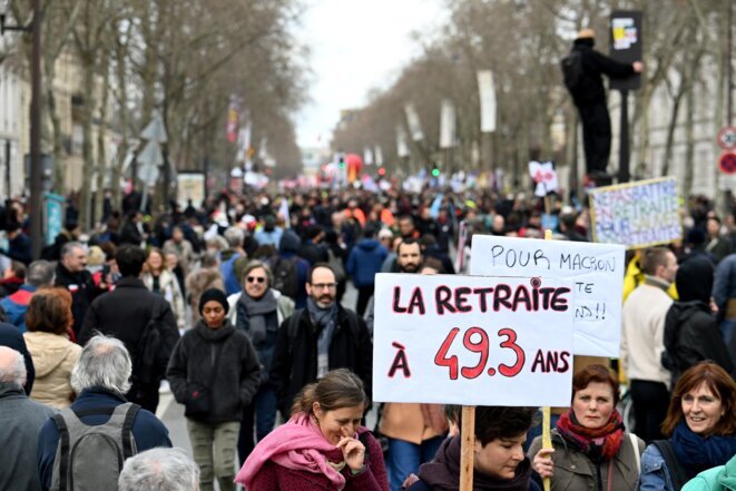 Demonstrators in Paris march in protest at Emmanuel Macron’s proposed reform of the pension system, March 15th 2023. © Alain JOCARD / AFP