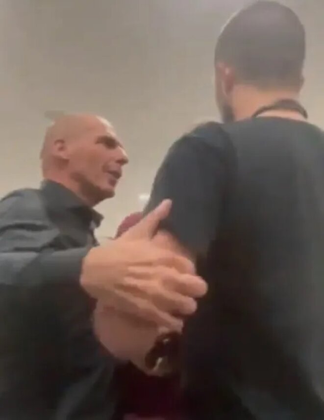 Yanis Varoufakis prends du bras Artem Temirov, interrompant son intervention et lui demandant énergiquement de partir ! © Yuliia Leites