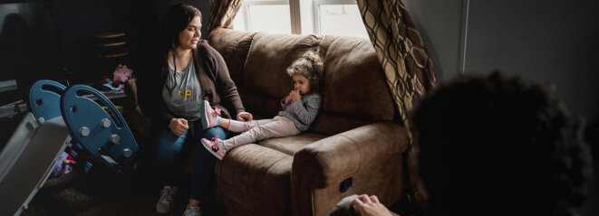 Coraline avec sa famille, chez elle, en Pennsylvanie. © Hannah Yoon (Spectrum News)