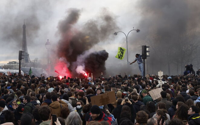 Manifestation spontanée dans les rues de Paris, après l’annonce du 49.3 par Elisabeth Borne, le première ministre, sur le projet de loi de la réforme des retraites © LP/Olivier Corsan