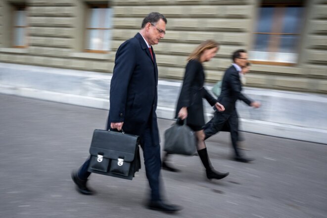 Le président de la Banque centrale suisse, Thomas Jordan, et son équipe quittant le département fédéral des finances à Berne, le 19 mars 2023. © Photo Fabrice Coffrini / AFP