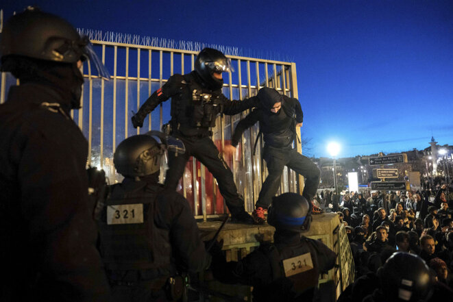 Tentative d'arrestation d’un manifestant lors de la manifestation à Paris, le 19 mars 2023. © Photo Lewis Joly / AP via Sipa