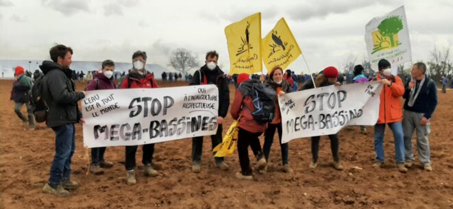 Sainte-Soline : Nous étions 30 000. C'était impressionnant et beau à travers champs !