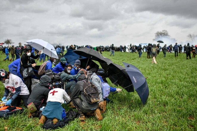 Les médecins prennent en charge une personne blessée sous la protection des manifestants à Sainte-Soline, le 25 mars 2023. © Photo Ugo Amez / Sipa