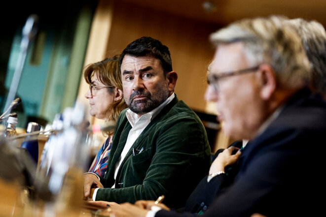 L'ancien lobbyiste d'Uber Mark MacGann lors d’une audition au Parlement européen à Bruxelles, le 25 octobre 2022. © Photo Kenzo Tribouillard / AFP