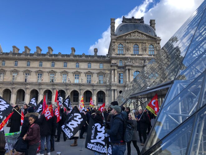 Au musée du Louvre: «Grève, blocage, Macron dégage!»