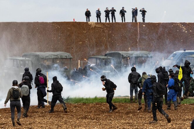The demonstrators protesting against the reservoir facing gendarmes at Saint-Soline in west France, March 25th 2023. © Photo Jérôme Gilles / NurPhoto via AFP