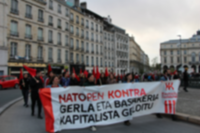 Manifestation contre l'OTAN à Bayonne. Arrêter la guerre et sauvagerie capitaliste. © Kontseilu sosializtak; facebook.