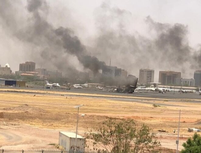 Des avions civils soudanaise en feu après l'attaque de l'aéroport (source : réseaux sociaux)