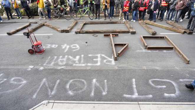 Les cheminots clermontois préparent le 1er mai avec rails et traverses