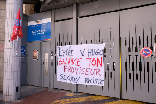 A banner calling on pupils to 'rat on' their headteacher, at the entrance  of the Victor-Hugo secondary school in Marseille. © Photo Yasmine Sellami pour Mediapart