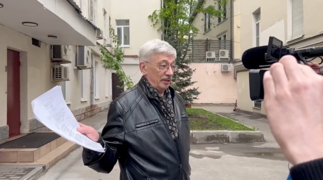 Poursuivi, Oleg Orlov reste en Russie pour défendre les droits humains