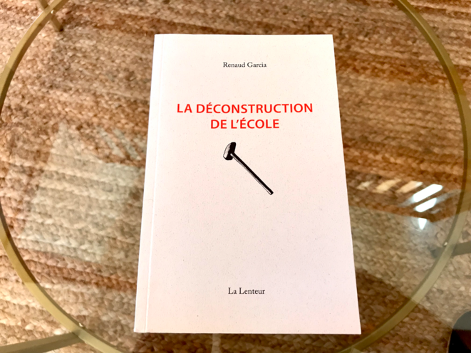Couverture du livre La déconstruction de l'école, paru aux éditions La Lenteur
