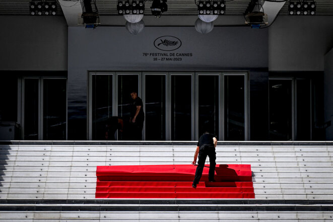 The red carpet being placed on the steps of the ‘palais du festival’ in Cannes, May 15th 2023. © Photo Patricia de Melo Moreira / AFP