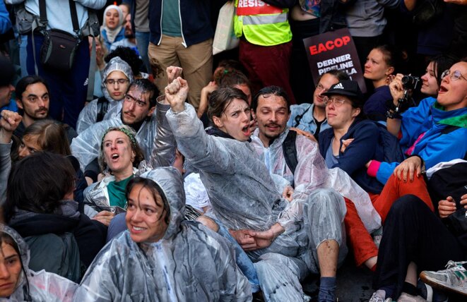 Devant l’AG de Total, un face-à-face tendu entre deux mondes