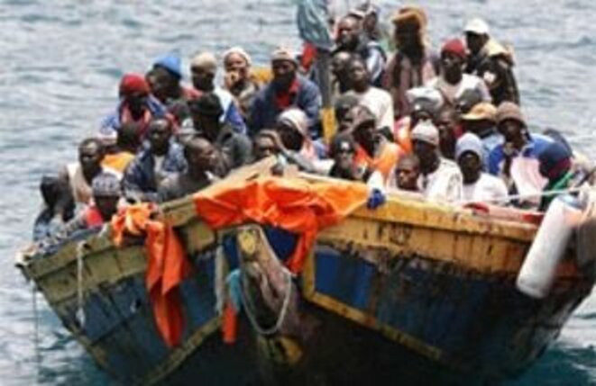 E. Macron 2017. Le kwassa-kwassa pêche peu, il amène du Comorien !