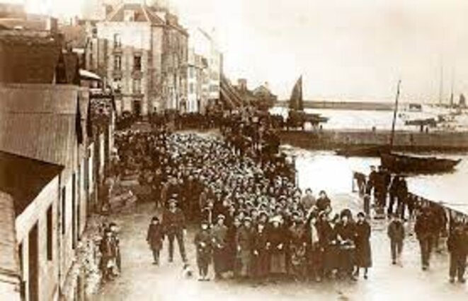 Petite ville, grosse affluence. une célèbre historienne vient parler des féminismes.