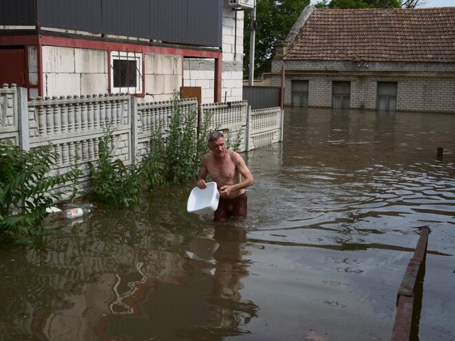 Kherson, en Ukraine, se bat contre les eaux et les bombes russes