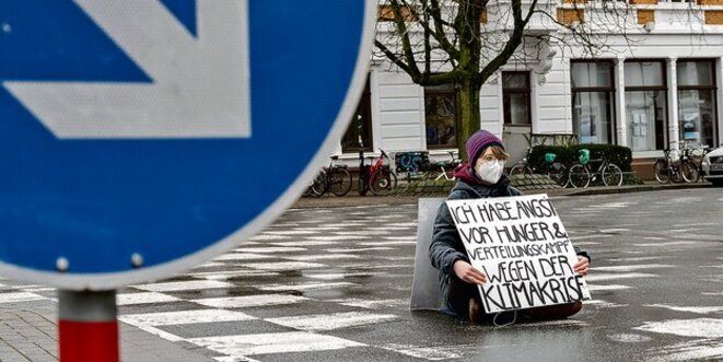 Se sent criminalisée : L'activiste Lynn lors de son action pacifique à Osnabrück © Foto: Hermann Pentermann