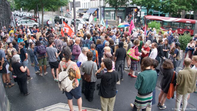 Absurde et coup d'épée dans l'eau, la dissolution qui soulève la terre