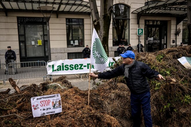 Members of the FNSEA farming union dump manure in front of the regional environment ministry building at Lyon, February 21st 2023. © Photo Jeff Pachoud / AFP