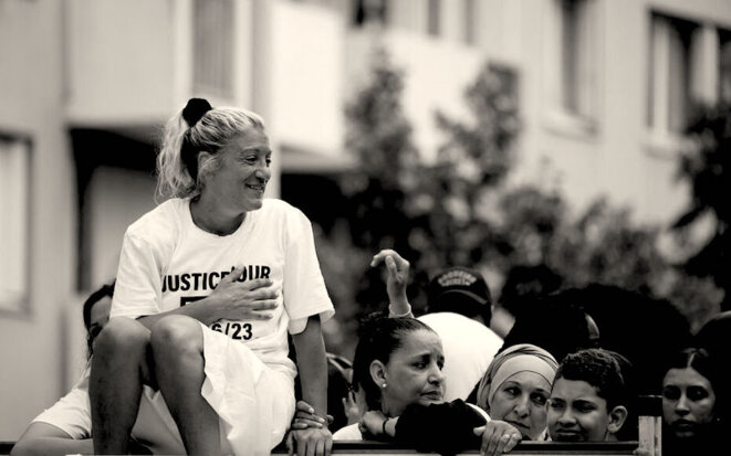 Le sourire d'une mère face à la platitude du fascisme