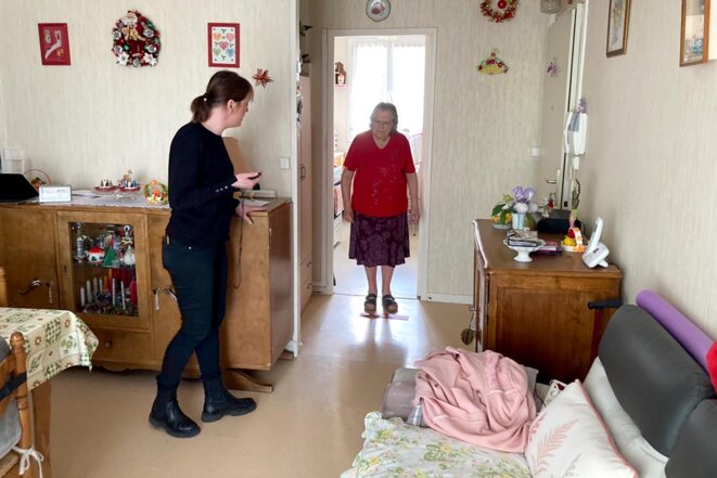 Mobile Gerontological Team nurse Olivia Westbrook-Fournier with patient Marie Tibaudo in Bourges, central France, in May 2023. © Photo Rozenn Le Saint pour Mediapart