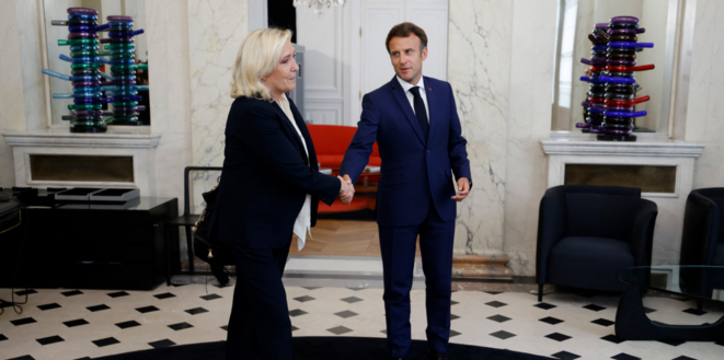 Marine Le Pen et Emmanuel Macron à l’Elysée le 21 juin 2022. Crédits : Ludovic MARIN / POOL / AFP