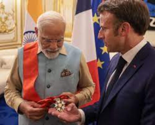 Le Premier ministre indien Narendra Modi reçoit la Grand-Croix des mains du président français Emmanuel Macron. © AFP