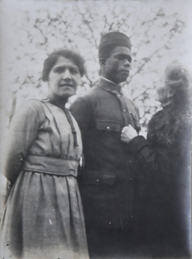 Madeleine Lacapère aux côté d'un tirailleur prénommé Mamadou, 1918 © Archives de la famille Lust