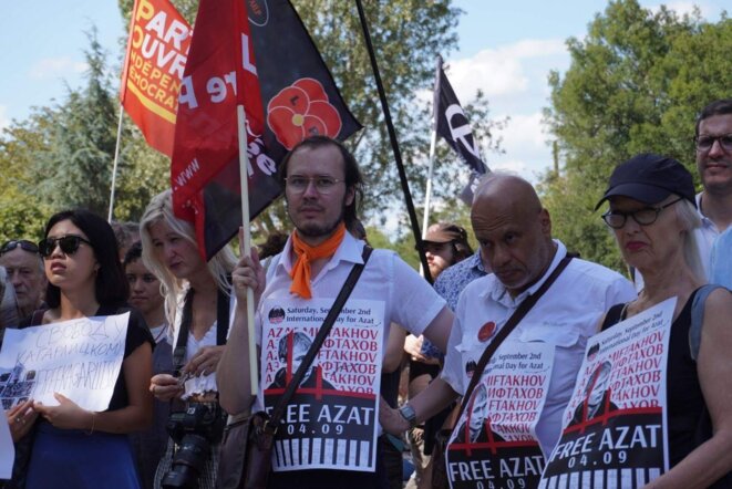 Représentants de la Fédération nationale de la Libre Pensée au rassemblement du 2 septembre à Paris en soutien à Azat © Lev Ponomarev https://www.facebook.com/levpon41