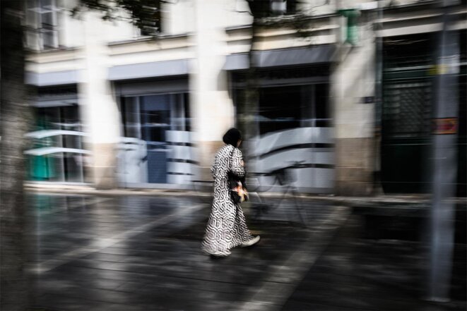 A woman wearing an abaya in a street in Nantes, north-west France. © Loïc Venance / AFP
