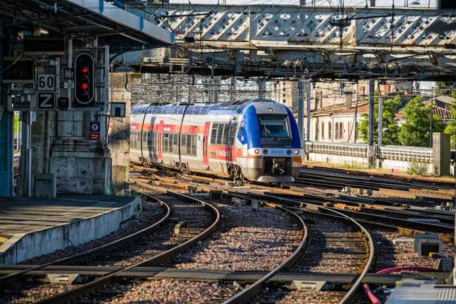 A regional express train entering Bordeaux Saint Jean station in 2017. © Photo Sébastien Ortola / REA