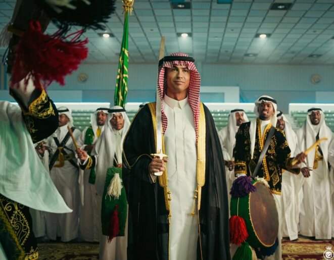 Cette photographie diffusée par le club de football Al-Nassr montre le joueur de football Cristiano Ronaldo en habit traditionnel saoudien, lors de la fête nationale à Riyad, le 23 septembre 2023. AFP