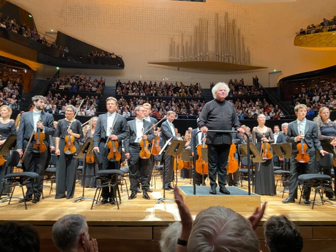Simon Rattle enflamme la Philharmonie de Paris dans la Sixième de Mahler