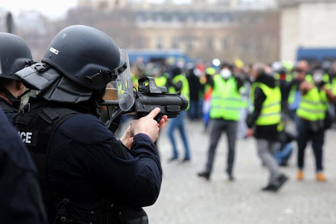 A police officer aims an LBD rubber projectile gun at a ‘yellow vest’ demonstration in Paris in January 2019. © Photo Ludovic Marin / AFP