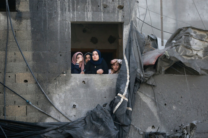 Inhabitants of Gaza a day after the Israeli bombing of the Jabaliya refugee camp on November 1st. © Photo : Bashar Taleb / AFP