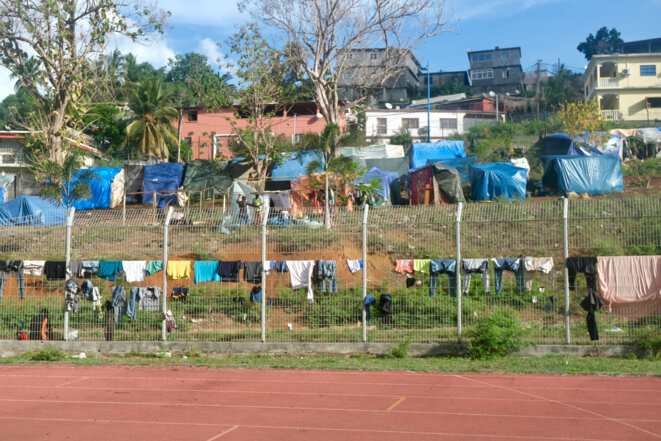À Mayotte, des centaines de demandeurs d’asile occupent un stade faute de mieux