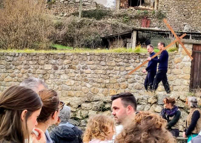 En Ardèche, un petit village pris dans les filets d’une communauté traditionaliste