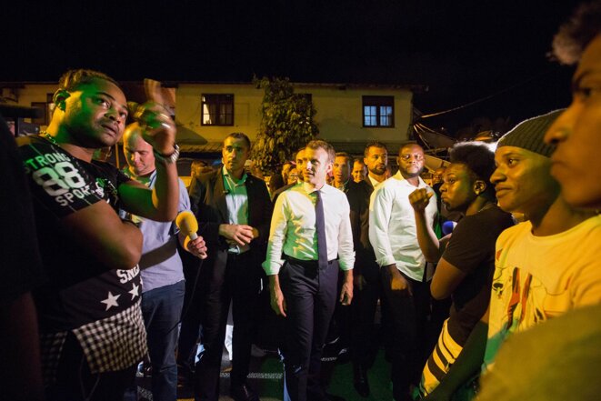 Emmanuel Macron avec les habitants du quartier de Crique Lamirande à Cayenne en Guyane lors de sa visite le 27 octobre 2017. © Photo Ronan Lietar / Pool / REA