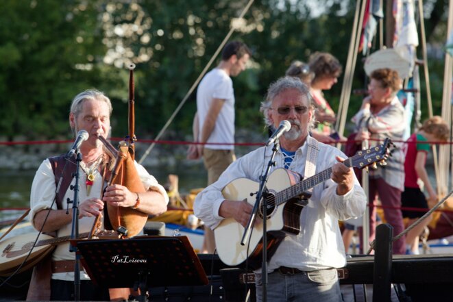 La scène plutôt que le podium.