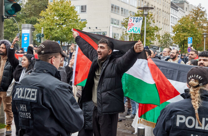 Marchers defying a ban on their pro-Palestinian demonstration held in Hamburg on October 23rd 2023. © Georg Wendt / DPA
