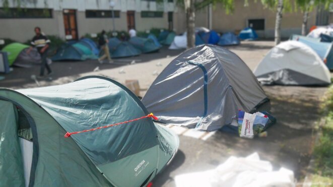 Des tentes pour migrants de tous statuts virés des hébergements d'urgence