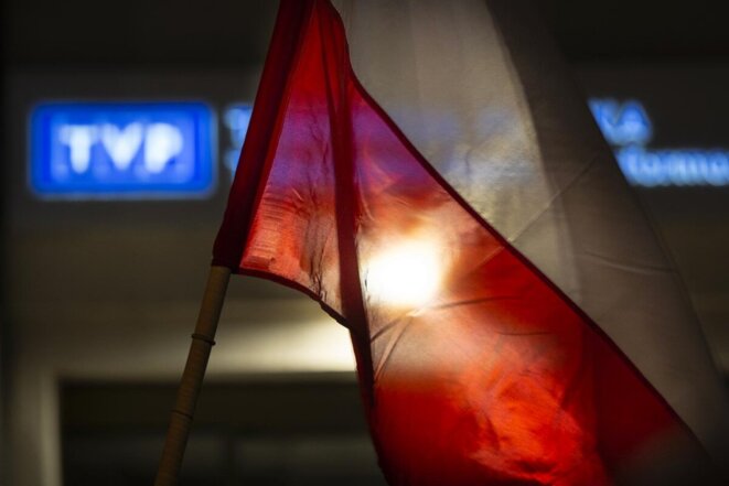 Una bandera polaca durante una manifestación contra las reformas gubernamentales frente al canal público TVP Info en Varsovia (Polonia), el 27 de diciembre de 2023. © Jaap Arriens / NurPhoto vía AFP