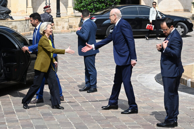 El primer ministro libanés, Najib Mikati, recibe a Ursula von der Leyen en Beirut, el 2 de mayo de 2024. © Joseph EID / AFP